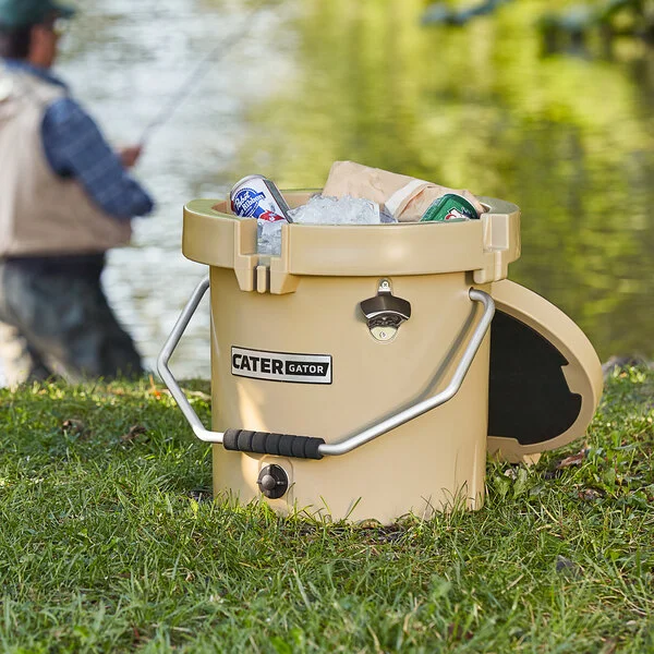 CaterGator CCG20B Beige 20 Qt. Round Rotomolded Outdoor Cooler / Ice Chest CaterGator CCG20B Beige 20 Qt. Round Rotomolded Outdoor Cooler / Ice Chest