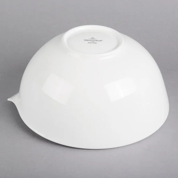Villeroy & Boch 10-3420-3170 Flow 84.5 oz. White Premium Porcelain Salad Bowl - 6/Case Villeroy & Boch 10-3420-3170 Flow 84.5 oz. White Premium Porcelain Salad Bowl - 6/Case